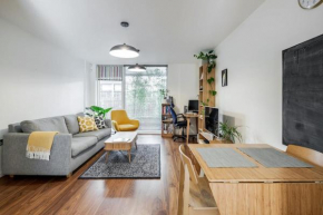 Chic Apartment With Garden & Desk to Work at Home!